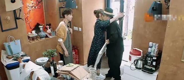 张铁林|张铁林有点新潮地出现在节目中，梳着小辫这还是阿玛皇帝吗？