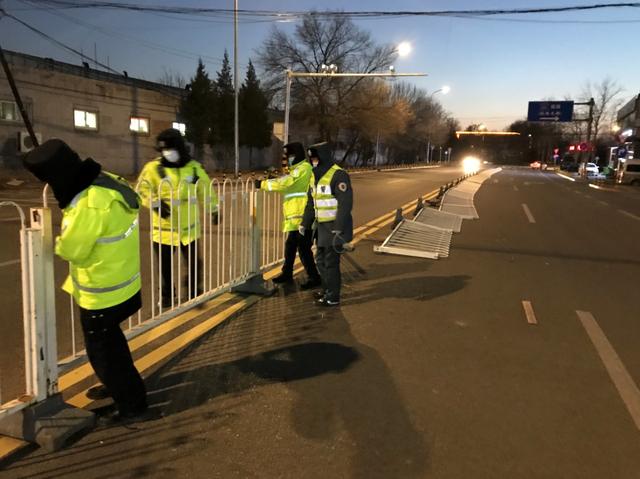 北京日报客户端 晚高峰大风刮倒200米护栏,40分钟后复位