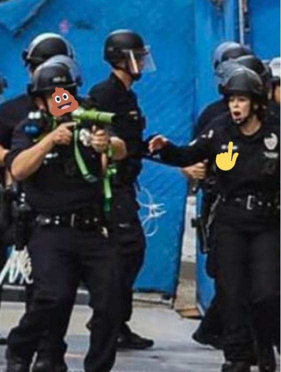 洛杉矶：洛杉矶警察局疯狂扫射，75岁轮椅老人身中数十弹，特朗普彻底完了