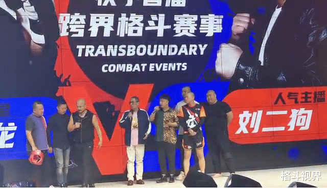 :一龙嘲讽刘二狗把“护具”戴上,刘二狗坚持不戴被打成\猪头\!