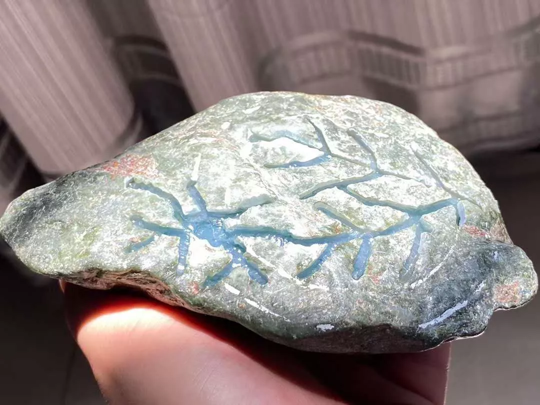 心动的感觉|翠友买下的会卡原石取出了冰飘花手镯，是心动的感觉呢