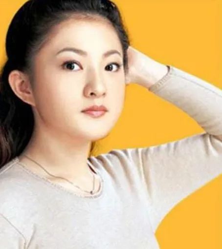 金铭|金铭40岁生日晒照，尖下巴大眼睛，素颜像换了一个人