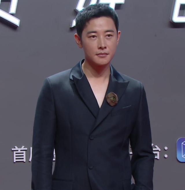 唐嫣|唐嫣产后首次公开亮相，瘦成纸片人状态不佳，跟罗晋同场不同框