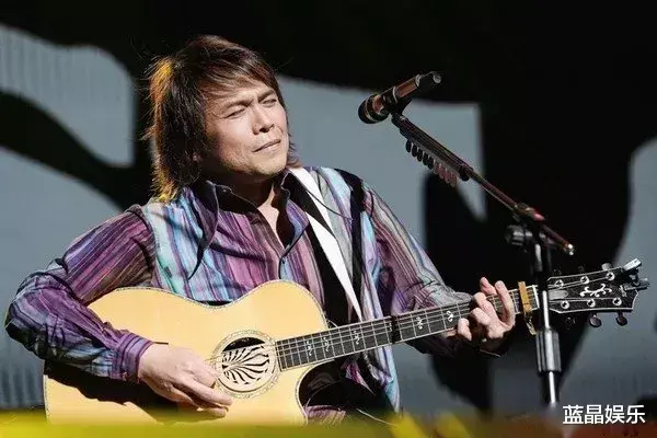 演唱会|伍佰演唱会坐轮椅被群嘲？相比歌手身份，他骨子里的浪漫更珍贵