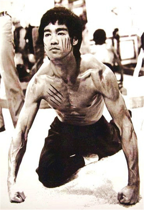 李小龙|李小龙肌肉照：体脂率仅3%，一秒踢6脚打9拳，后背练出“圣诞树”