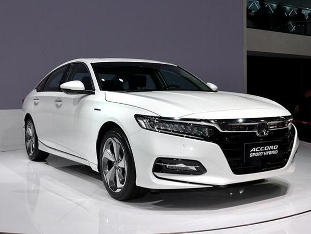 本田雅阁|本田雅阁也扛不住了，猛降2万，油耗4升空间不输帕萨特，真霸气！