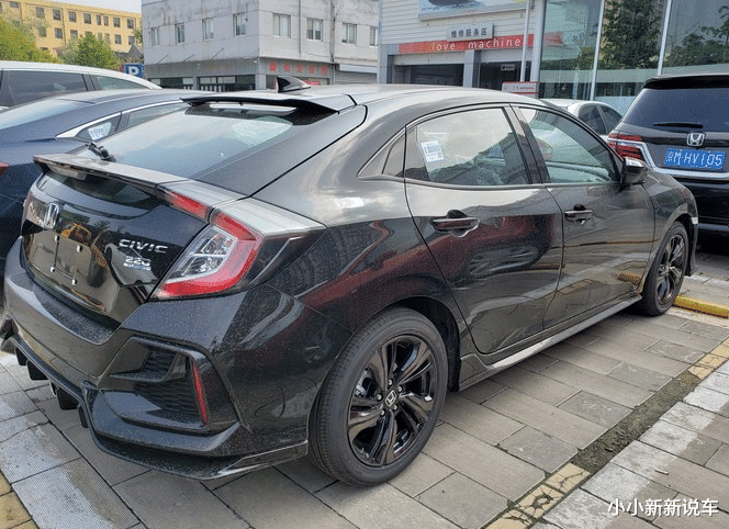 本田思域|全新两厢版本田思域到店，黑色车身获好评，配换挡拨片+泊车雷达