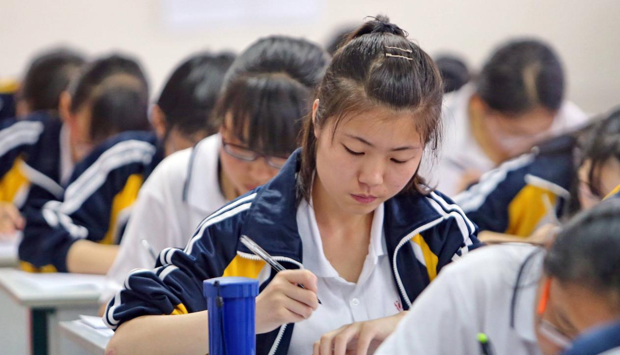 教师|“仙女老师”火了，爸爸们抢着来开家长会，网友：能不能克制下