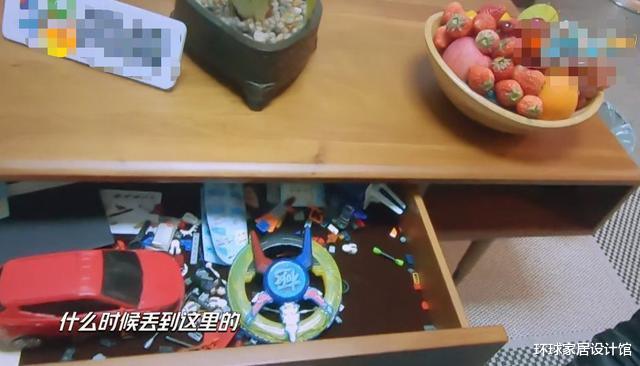 『汪涵』汪涵首曝家中字画挂满墙，住房龄20年旧家属区，与何炅家风格迥异
