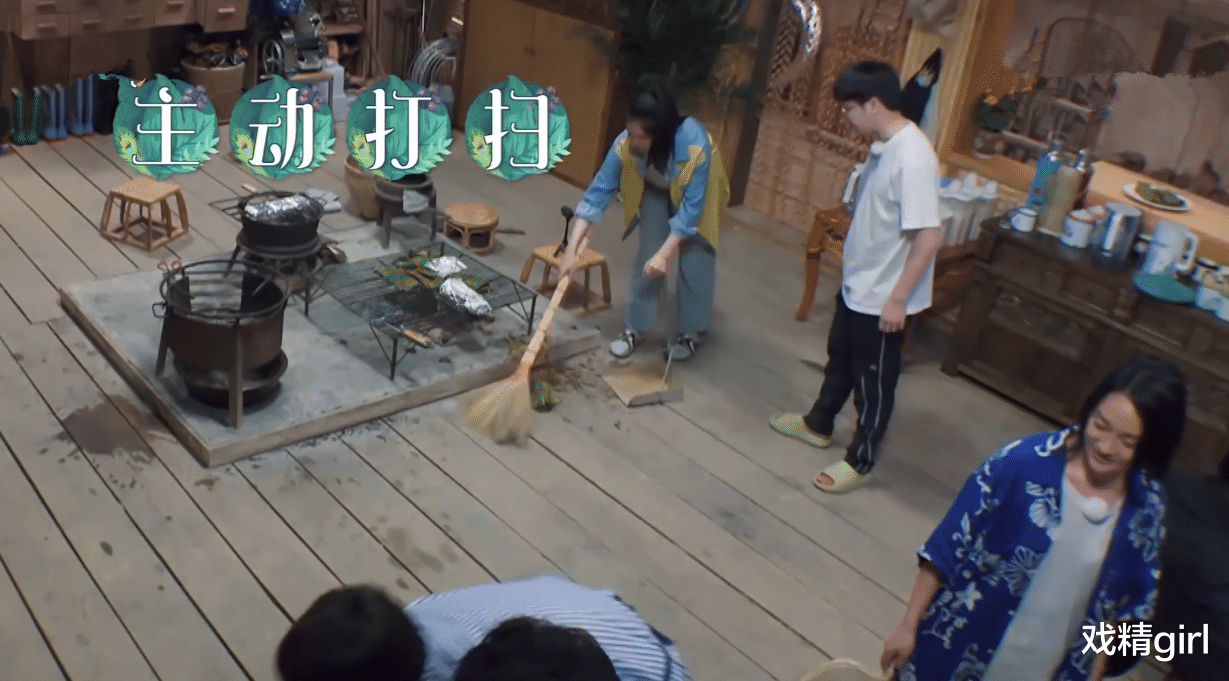 「黄磊」黄磊失手弄洒鸡脚筋,第一反应怪张婧仪没拿稳盘子?网友:太窒息