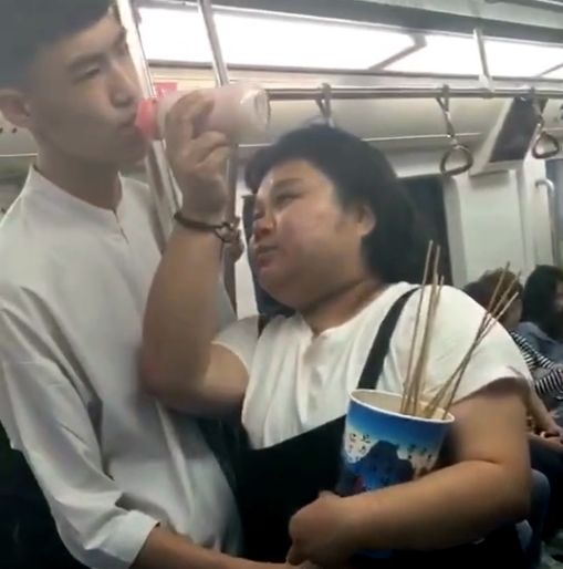 情侣坐地铁无视其他乘客，疯狂的秀恩爱，可男子表情让人不淡定了