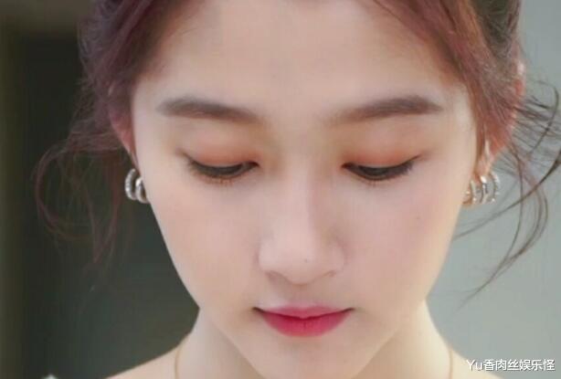 关晓彤|关晓彤当年拍“卫生棉”广告未P图被曝光，并且骑在一个男人的腿上