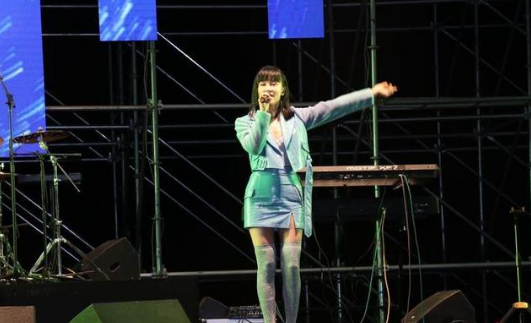 黄龄|黄龄摔下舞台引热议，舞台事故已屡屡发生，一代巨星还因此丧命