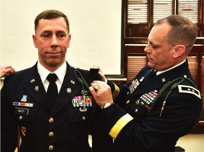 功勋@军装左胸上五颜六色的图案，象征军人身份，里面包含了哪些信息？