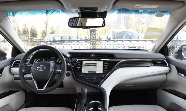 『丰田凯美瑞』看了迈腾、天籁，最后23万提辆丰田凯美瑞，车主：差距一目了然