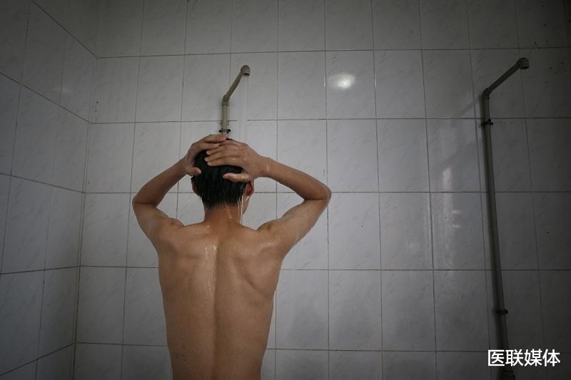疾病|洗冷水澡能提高免疫力？男性4大健康误区，你踩中过几条