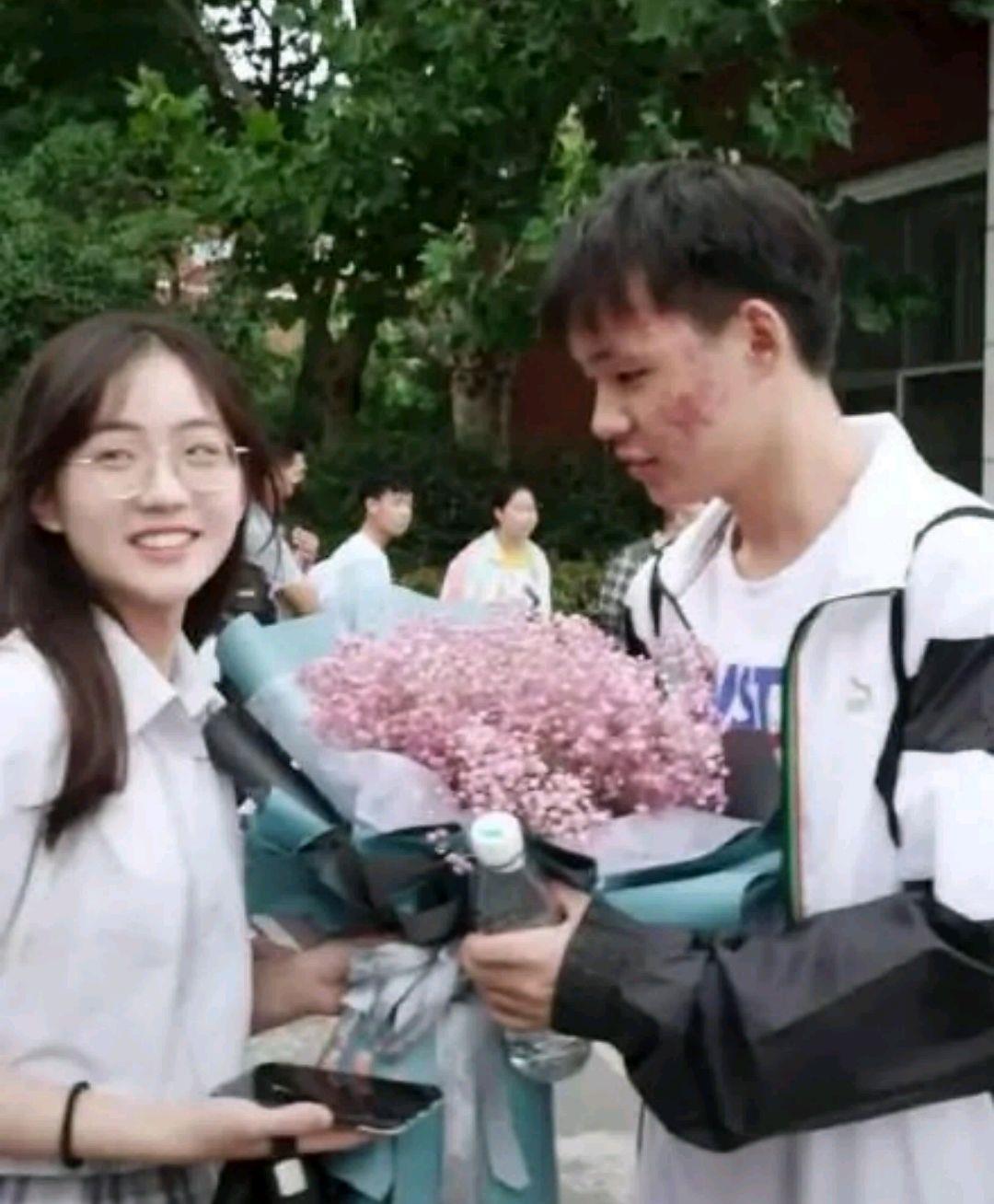 女孩|高考现“最美等待女孩”,却表示不想出名,网友:姑娘,好样的