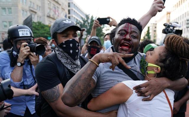美国@美国大兵街头\自由开火\，22岁女孩刚转身要离开，被扫射身亡