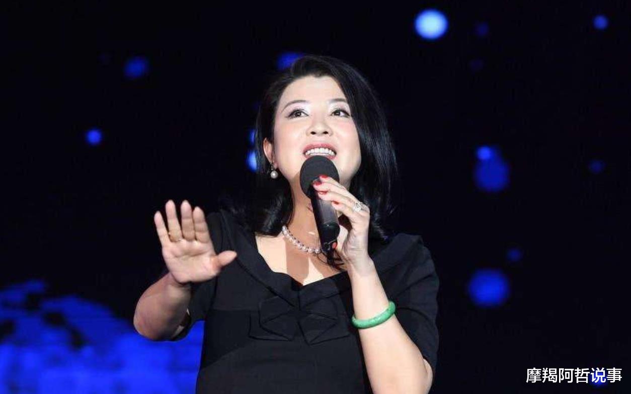 春晚@曾9次登上春晚，被洋男友骗走3千万，二婚嫁小13岁丑男被宠上天