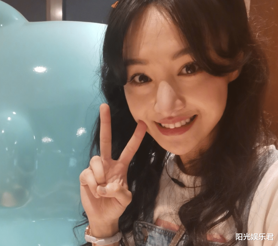 郑爽|郑爽终于放弃齐刘海，我却注意无美颜下她的脸型，确定是29岁？