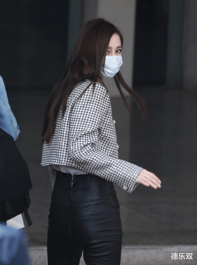 「Angelababy」baby综艺路透，一手拿着游戏机，谁注意另一只手，暴露人品！