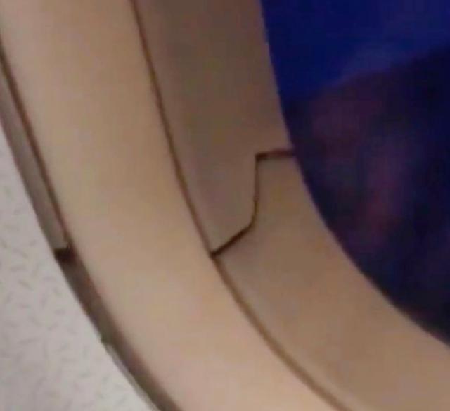 英国英鸟|外国小伙倚靠飞机窗睡着，醒来发现窗户破了竟还飞，吓得魂飞魄散