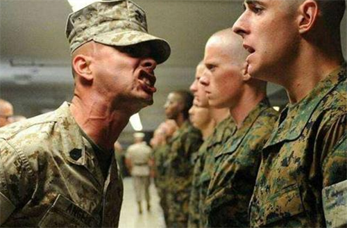 『海豹突击队』美国海豹突击队模仿我军叠被子,37年后,四星上将悟出了一个道理