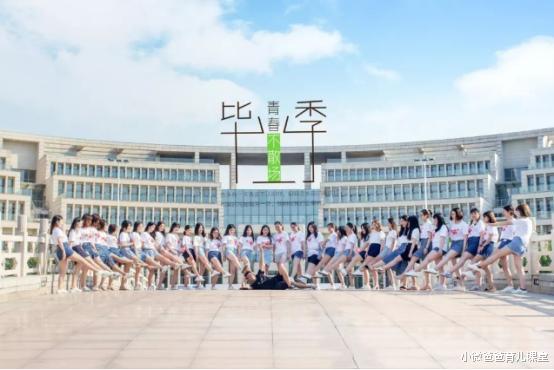 @毕业照1男39女，唯一的男生大学4年不敢逃课，人生巅峰不过如此