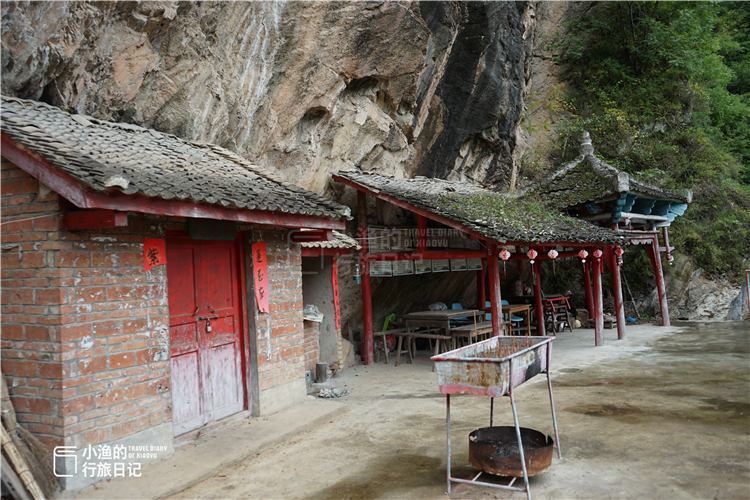 秦岭|陕南秦岭自驾，老国道偶遇绝壁“悬空寺”，修建原因成谜