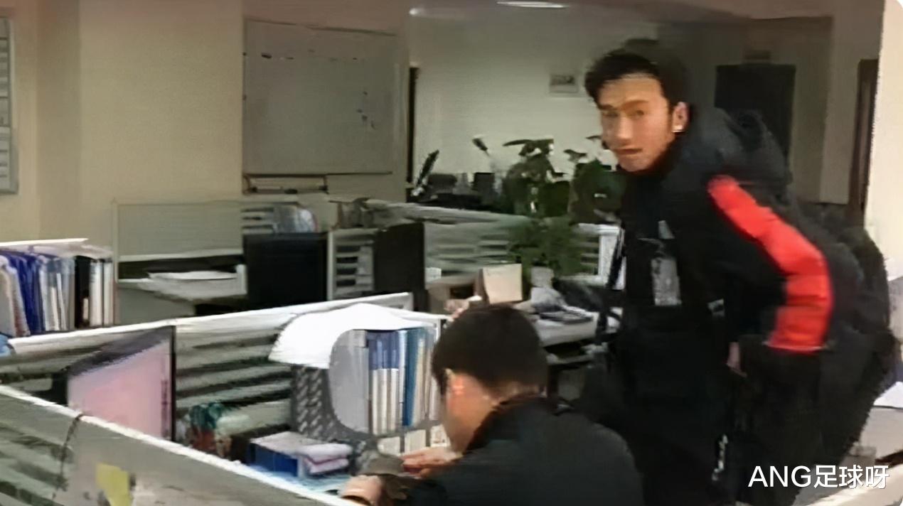 谢霆锋|他曾是“最帅快递员”，花百万整容成谢霆锋，如今后悔了吗？