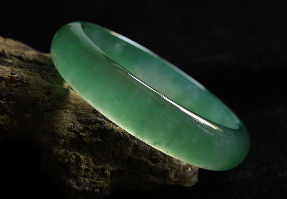 「玉雕」帝王绿的来历！论这奇石佩戴的好处，是否真如此神奇？