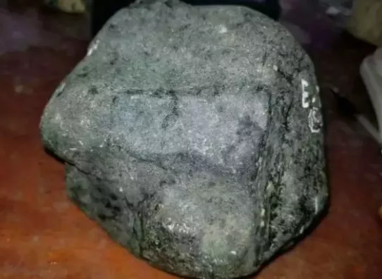 橄榄核|切涨的木那翡翠原石，看着都流口水，太棒了！