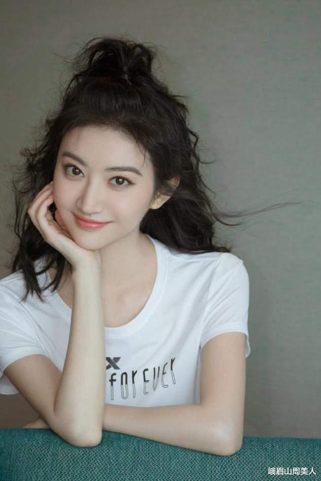 发型|?女生别再扎马尾辫了，今冬流行这5款“懒人发型”，时髦显脸小