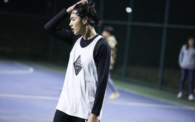 鹿晗■鹿晗把卷纸当足球踢,黄子韬问他“傻不傻”,吴亦凡收工后打篮球