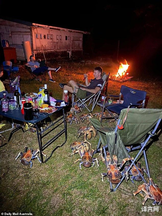 烧烤|澳洲人家烧烤，52只巨蟹闻香而来将他们包围，网友：不烤蟹吃？