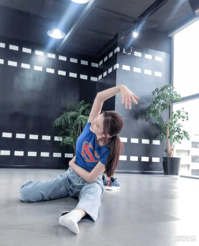 高马尾@“老板娘”张萌太会穿了，大胆挑战儿童上衣，这腰也太细了