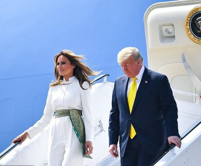 梅拉尼娅■特朗普现任真懂事！大继子结婚，拍全家福时看原配在场她赶紧蹿了