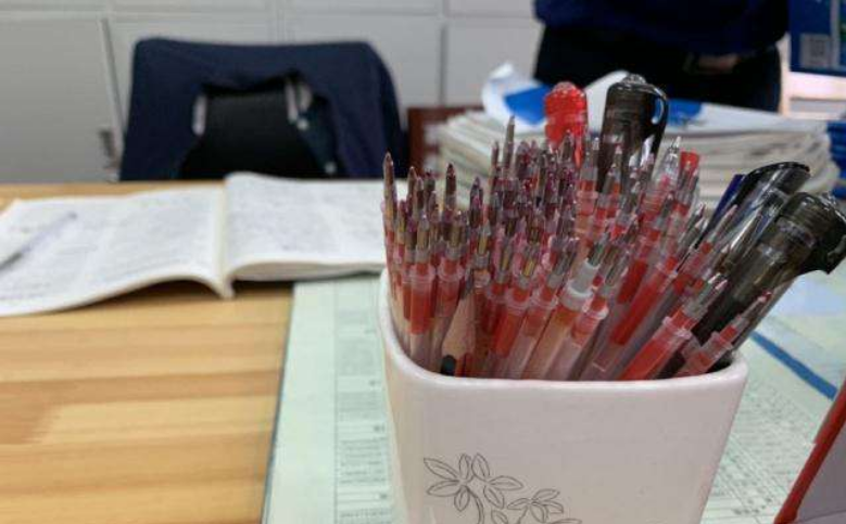 学霸|高考后晒出成堆试卷和笔芯，学渣看了自愧不如：学霸也不容易