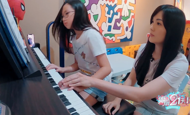 『林丽吟』?Neinei上网课学钢琴，林丽吟一旁熟练指导，到底谁才是老师