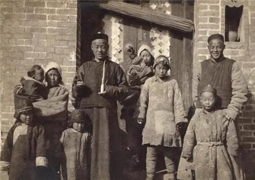 老照片|晚清百姓生活老照片，地主小老婆确实漂亮，抽鸦片的女子打扮时髦