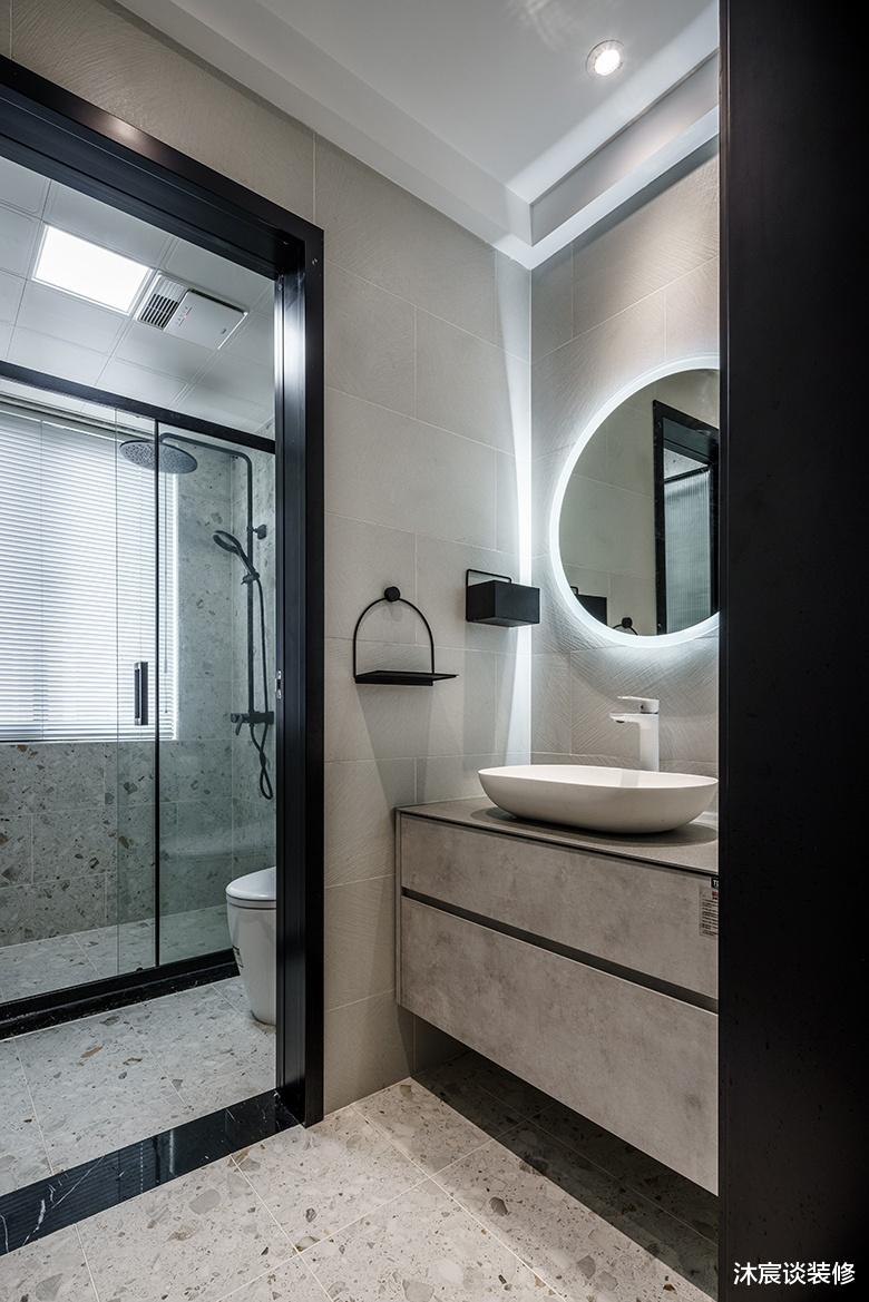 |走进她家，就被简约明快的色调迷住，轻奢风很精致，全屋整洁有序