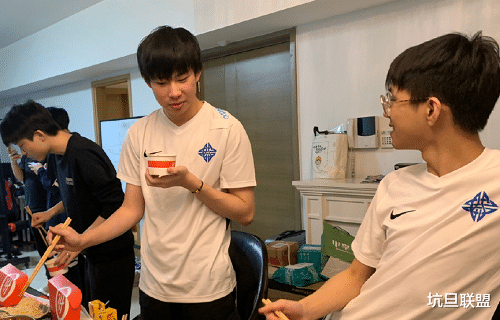 【RNG】C姓中单成RNG粉丝的痛点,ES获胜后,RNG官博被另一个名字霸占