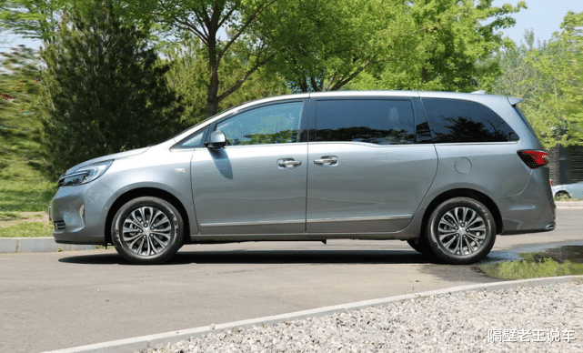 「别克GL8」国人没白热捧它,丐版9AT,三种座椅布局+8种按摩模式,开它犹如坐飞机