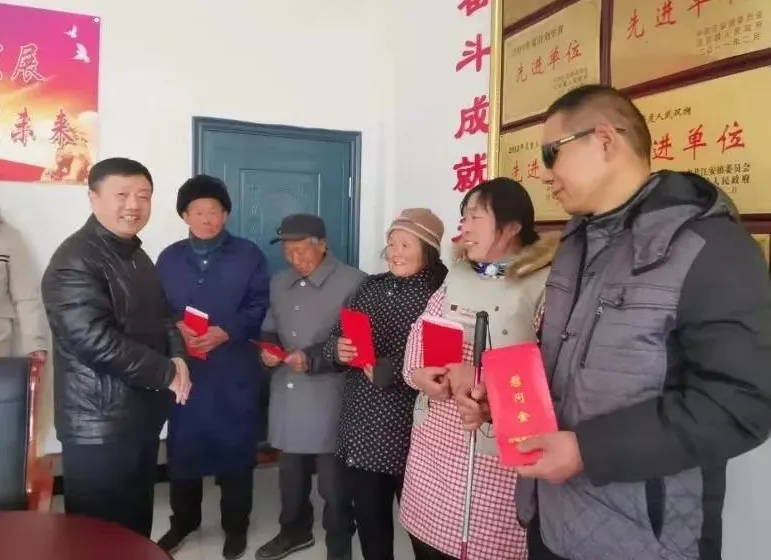 A点视觉 严寒难挡热度 “双帮”彰显真情 ——市总工会赴江安镇朗庙村开展“双帮”活动