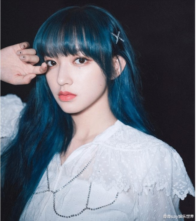【程潇】22岁的程潇最近节目造型太美了，蓝色长发为造型加分
