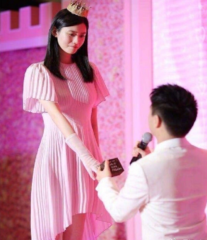 赌王|赌王离世何猷君改认证，“四房儿子”变董事长，摆脱父亲靠自己？