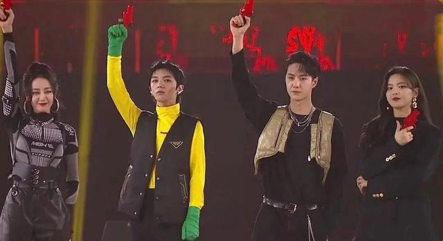 迪丽热巴|热巴扶穿高跟鞋的杨超越下台阶，细心照顾妹妹气氛融洽被赞体贴