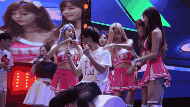 |搞笑GIF趣图：高考结束才发现，其实高中生活更好一些，大家各奔东西真有些不舍