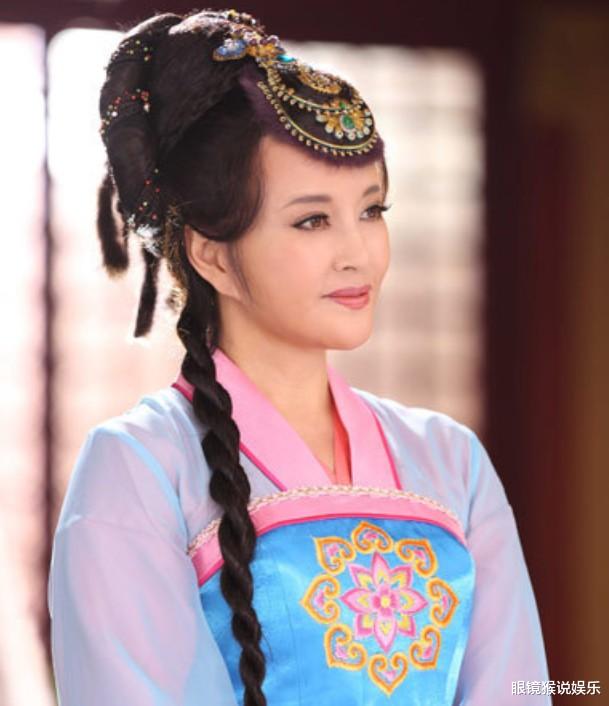 刘晓庆|刘晓庆拍戏摔破相，大方晒出“天然脸”，难怪65岁还能演少女