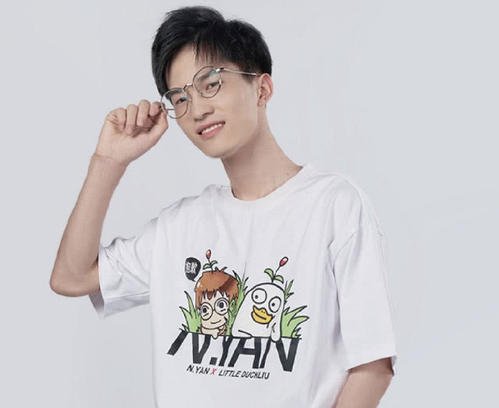 [和平精英]和平精英主播实力排行，不求人让人有点失望，她技术不逊职业选手